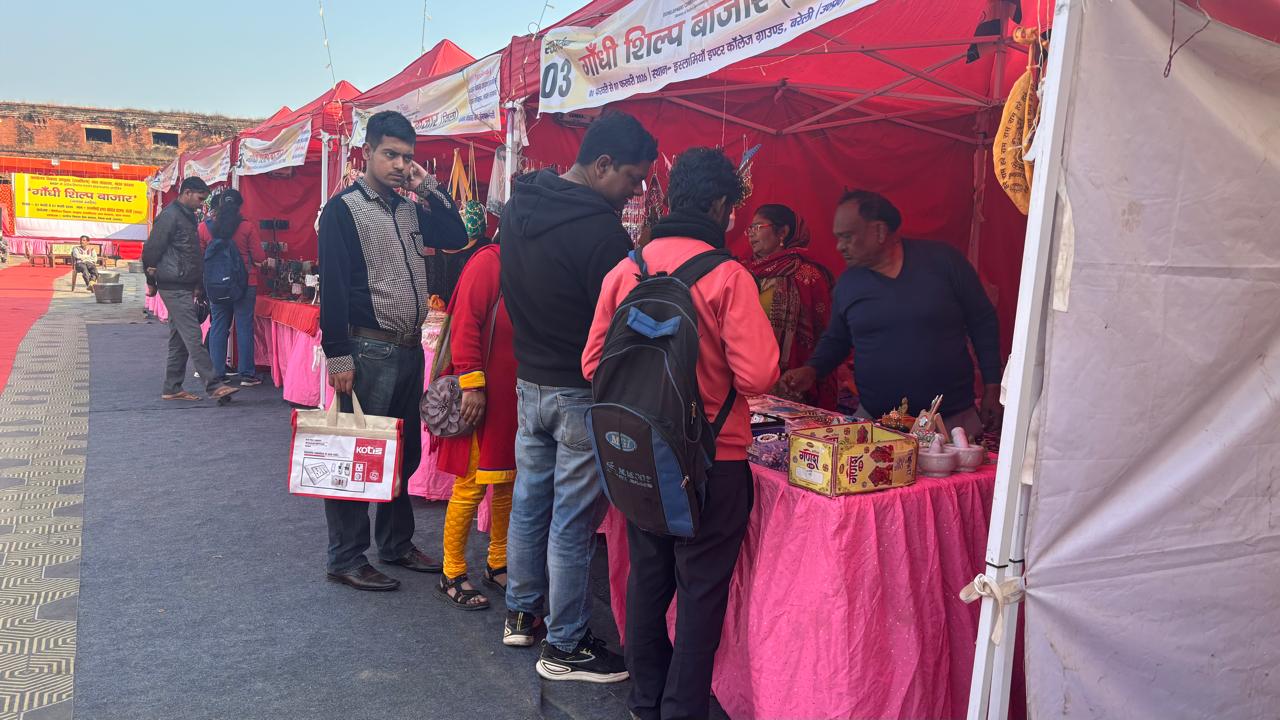 बरेली के इस्लामिया ग्राउंड में लगे गांधी शिल्प बाज़ार में उमड़ी भीड़, खरीदारों का लगा तांता
