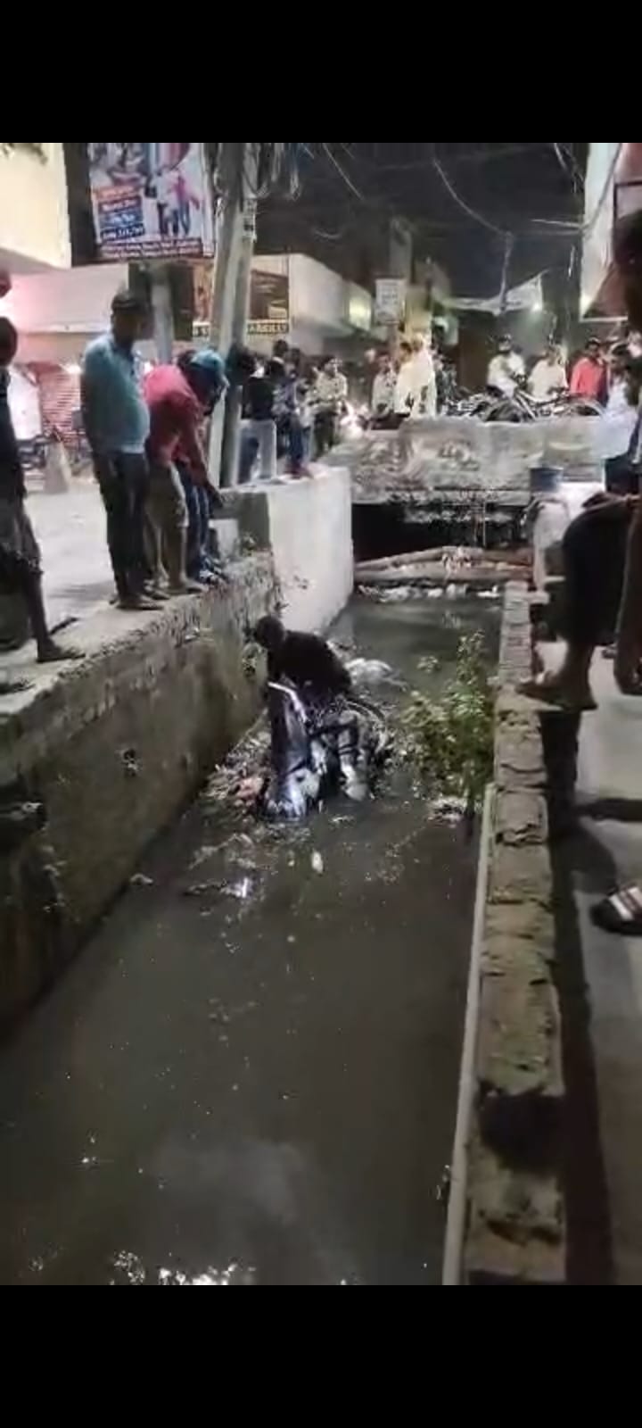 खुले नाले में बाइक सहित गिरा युवक , बड़ा हादसा टला