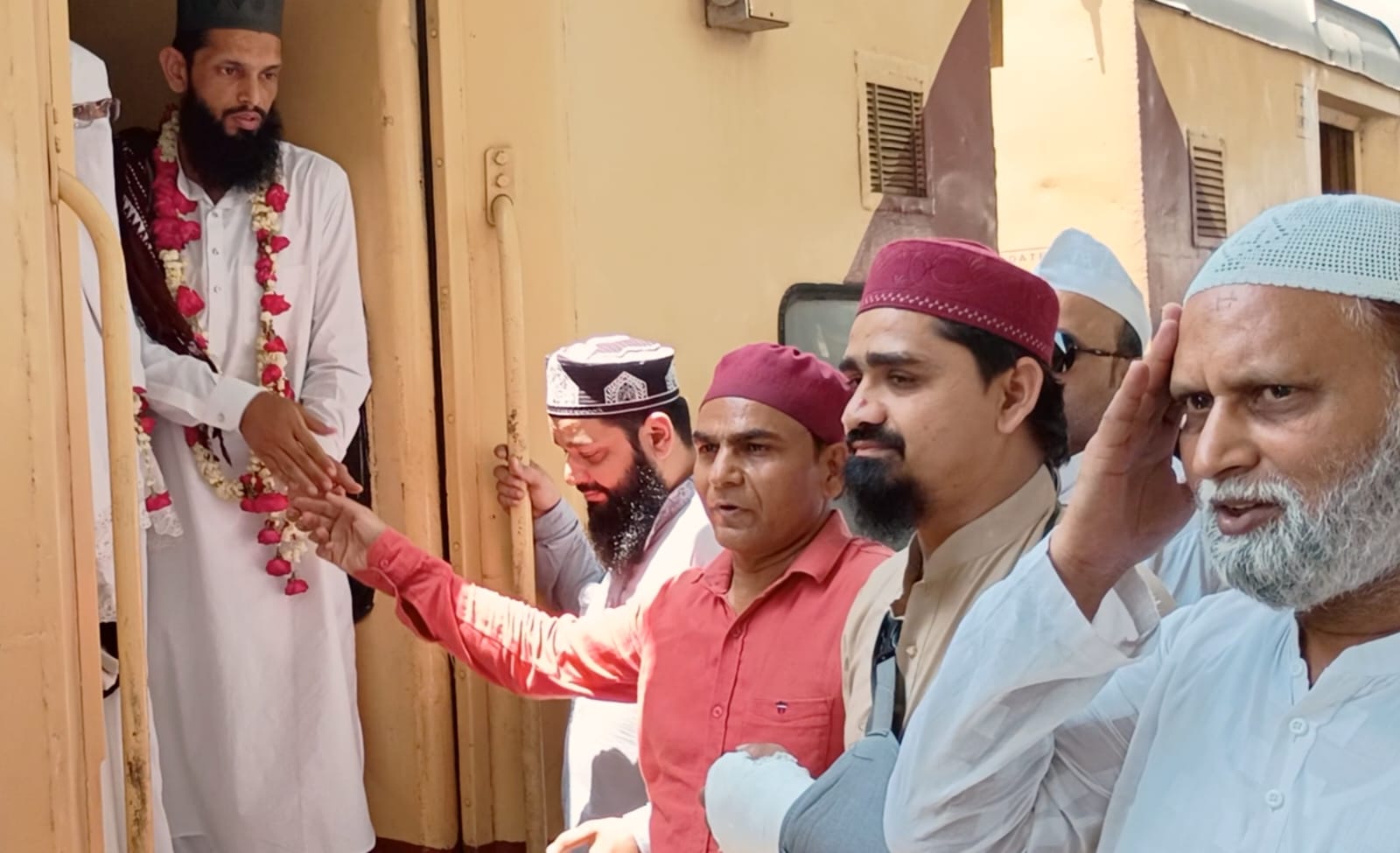 हजयात्रियों का रुखसती इस्तक़बाल रेलवे स्टेशन पर किया। नम आँखों और लबो पर दुआ की तलब मदीने में माँगी जाएगी मुल्क की खुशहाली की दुआ